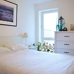 Cosy Modern 1 Bedroom Flat Moments From Riverside