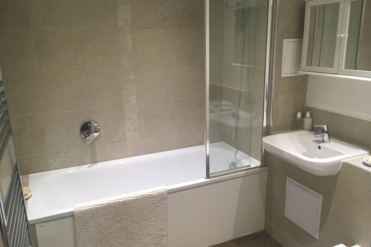 Cosy Modern 1 Bedroom Flat Moments From Riverside * London