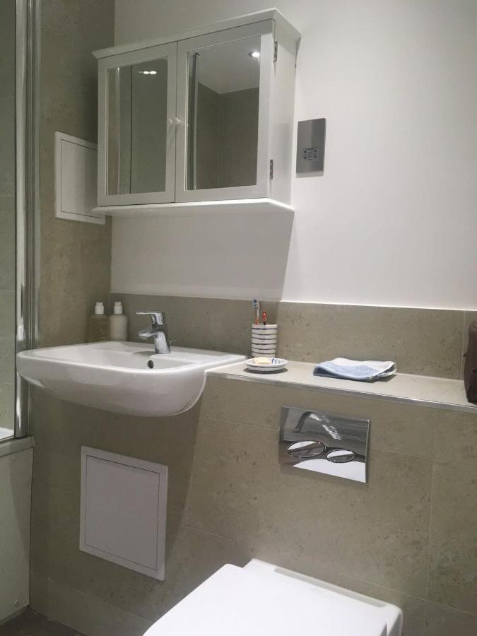Cosy Modern 1 Bedroom Flat Moments From Riverside London