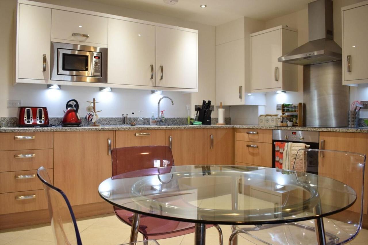 Cosy Modern 1 Bedroom Flat Moments From Riverside Apartment London