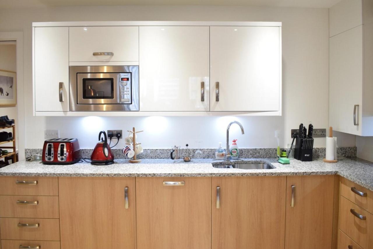 Cosy Modern 1 Bedroom Flat Moments From Riverside *