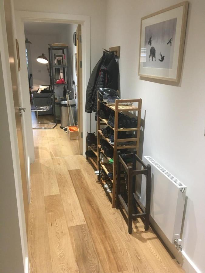 Cosy Modern 1 Bedroom Flat Moments From Riverside Apartment London